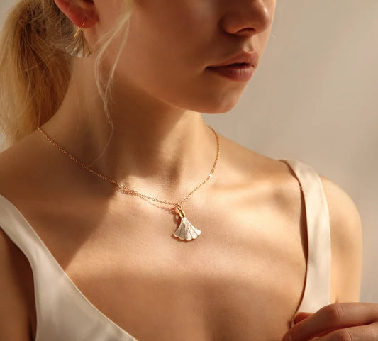 Necklace with mother-of-pearl drops