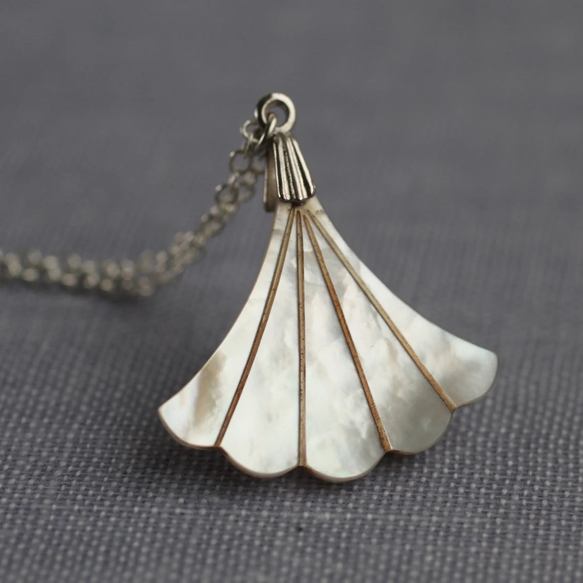 Necklace with mother-of-pearl drops